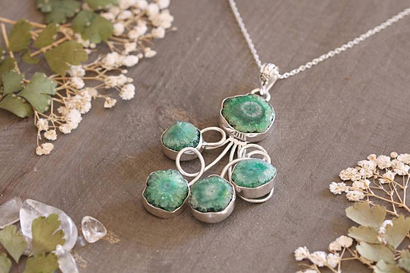 Grün Solar Quarz - Grüner Kristall Halskette Multi Stein Anhänger Edelstein Schmuck Silber Heilender Stalazit Grün Solar Quarz - Grüner Kristall Halskette Multi Stein Anhänger Edelstein Schmuck Silber Heilender Stalazit von BUZZandBEAR