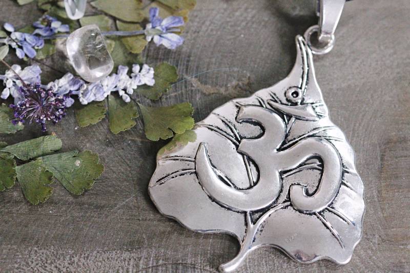Om Blatt Halskette - Großer Silber Anhänger Yoga Schmuck Yogi Chakra Geschenk Für Sie Om Blatt Halskette - Großer Silber Anhänger Yoga Schmuck Yogi Chakra Geschenk Für Sie von BUZZandBEAR