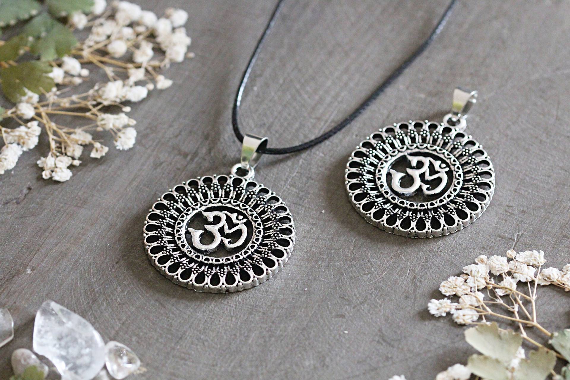 Om Halskette - Yoga Schmuck Antiker Silber Anhänger Boho Meditation Hippy Heilung Om Halskette - Yoga Schmuck Antiker Silber Anhänger Boho Meditation Hippy Heilung von BUZZandBEAR