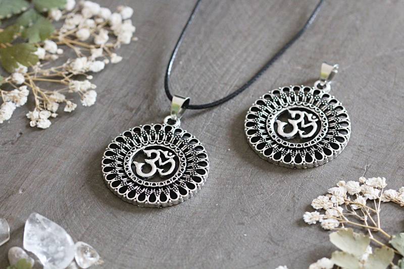 Om Halskette - Yoga Schmuck Antiker Silber Anhänger Boho Meditation Hippy Heilung Om Halskette - Yoga Schmuck Antiker Silber Anhänger Boho Meditation Hippy Heilung von BUZZandBEAR