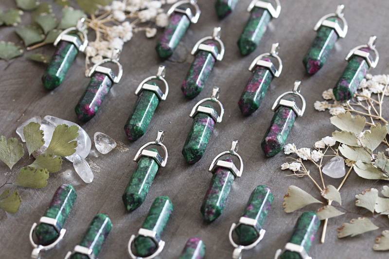 Rubin in Zoisit Halskette - Crystal Point Anhänger Stein Grün & Rosa Naturschmuck Rubin in Zoisit Halskette - Crystal Point Anhänger Stein Grün & Rosa Naturschmuck von BUZZandBEAR
