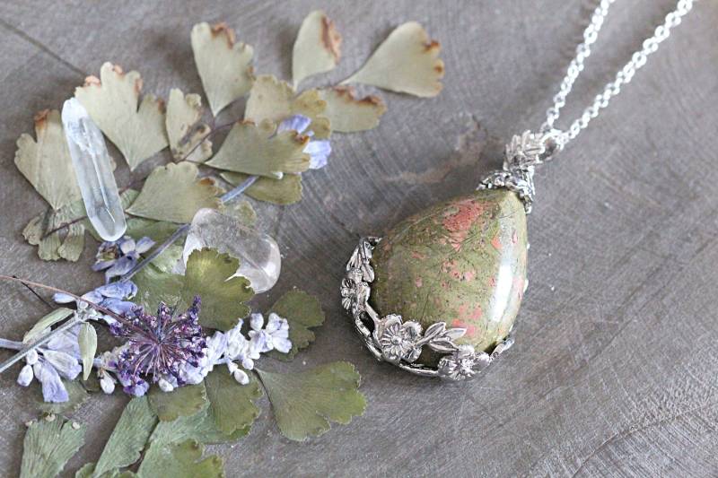 Unakit Halskette - Silber Teardrop Blumen Anhänger Naturschmuck Schmuck Grüne Kristall Für Sie Unakit Halskette - Silber Teardrop Blumen Anhänger Naturschmuck Schmuck Grüne Kristall Für Sie von BUZZandBEAR