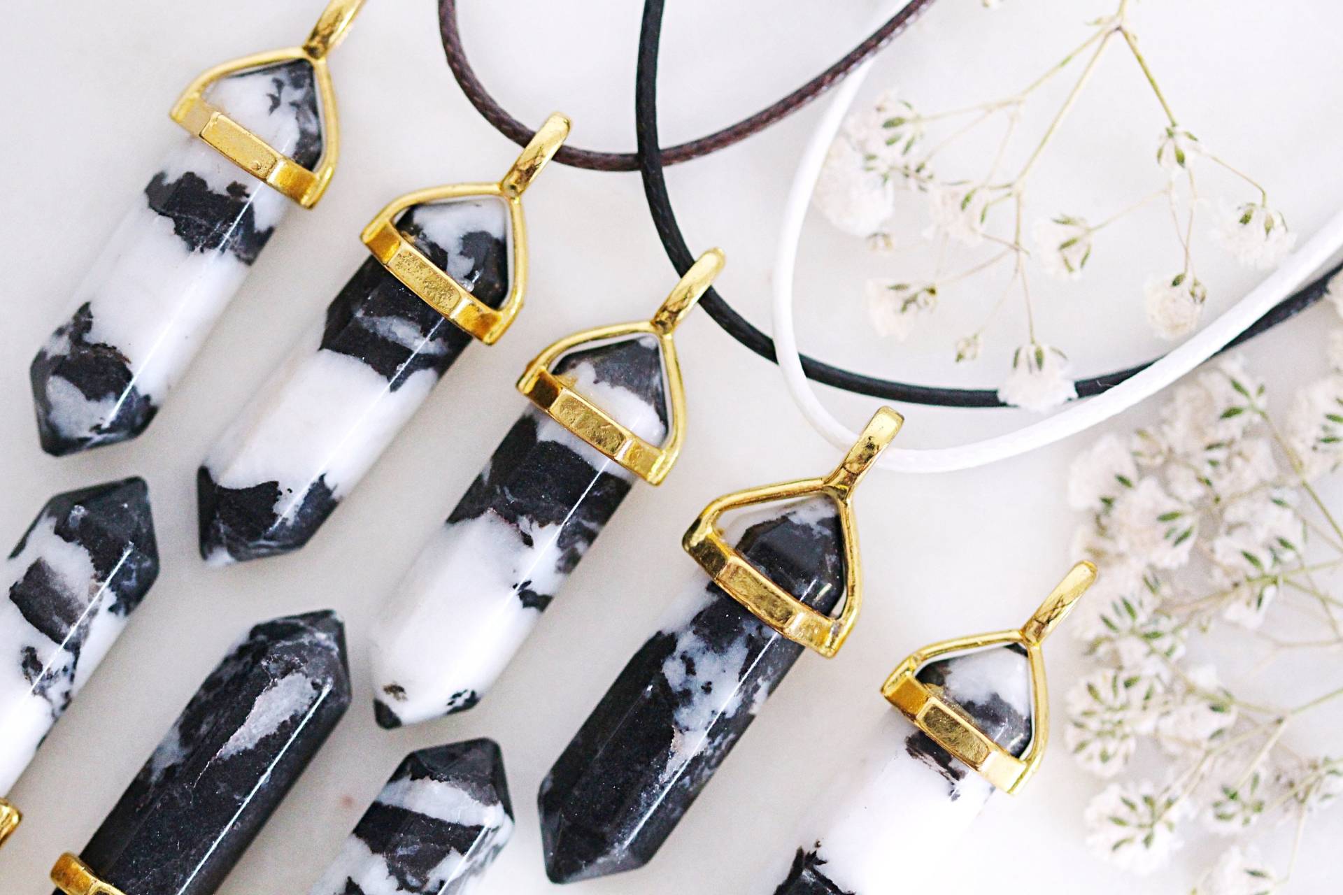 Zebra Stein Anhänger Gold - Kristallspitze Halskette Hexagonal Crystal Eds Spoonie Jaspis Schwarz Weißer Kristall Zebra Stein Anhänger Gold - Kristallspitze Halskette Hexagonal Crystal Eds Spoonie Jaspis Schwarz Weißer Kristall von BUZZandBEAR