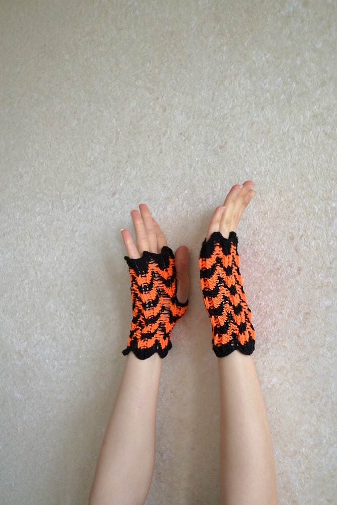 Gestreifte Fingerless Orange Und Schwarze Handschuhe Herbst Kurze Mädchen Hand Gestrickte Präsentieren Teens Fallen Spitze Handgelenk Wärmer von BVLifeStyle