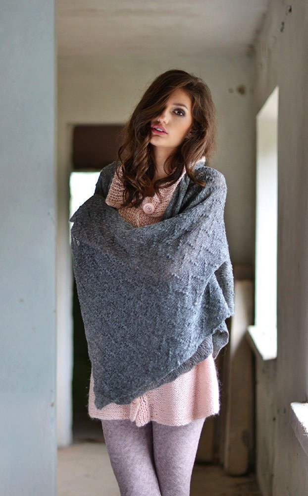 Graue Spitze Stricken Schal Mohair Gestrickte Hochzeit Abend Schultern Decken Winter Warme Decke Schiere Frauen Wolle Wickeln Luxus-Strick von BVLifeStyle