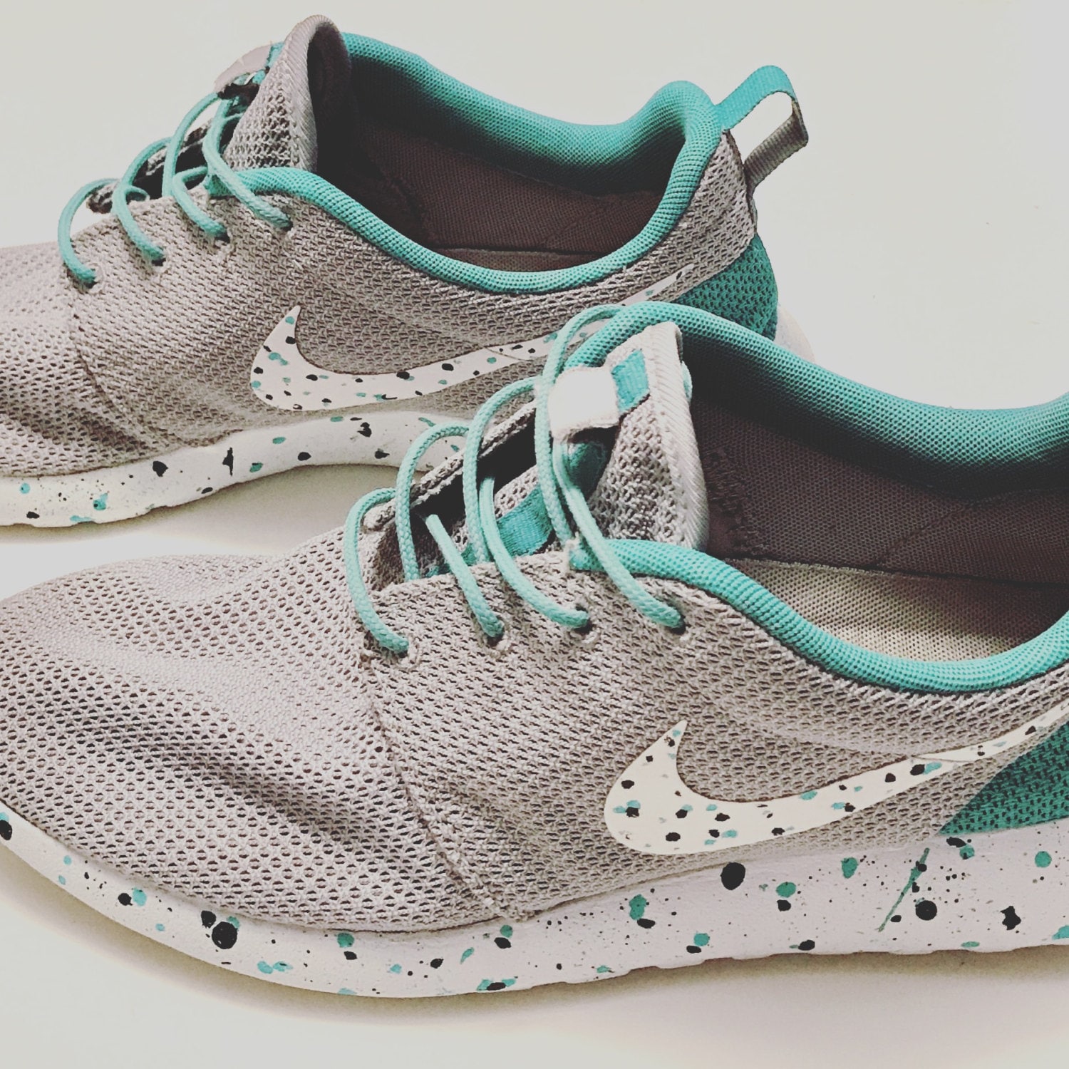 Benutzerdefinierte Handbemalt Nike Roshe - Minze Schokolade-Chips von BXIIIDesignLab