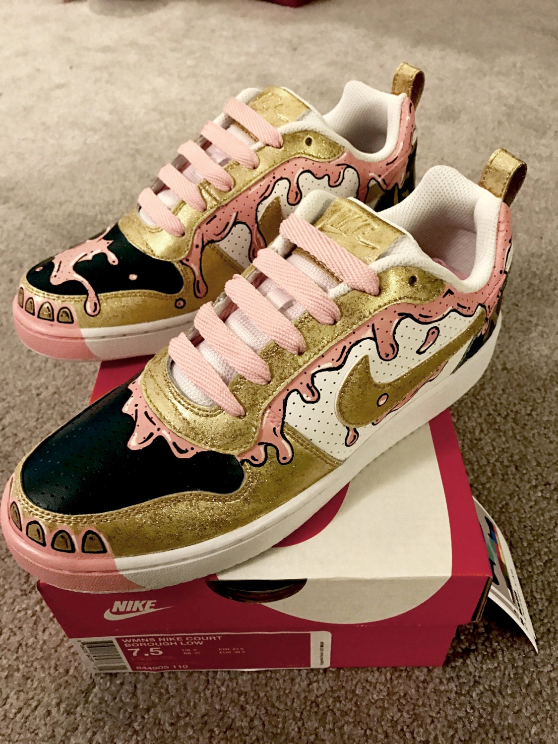 Nike - Bemalte Schuhe Bubblegum Grillz Edition von BXIIIDesignLab