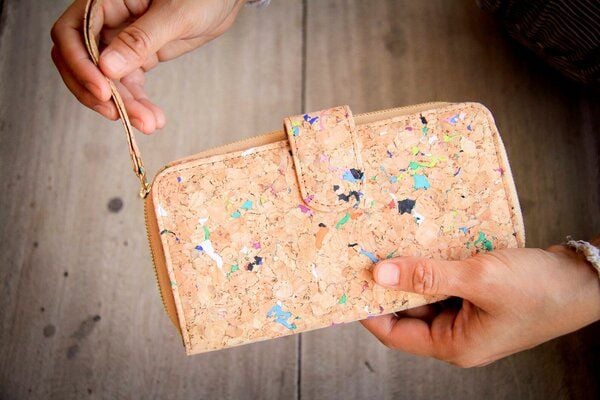 BY COPALA Portemonnaie / Brieftasche aus Kork mit Farb-Akzenten von BY COPALA