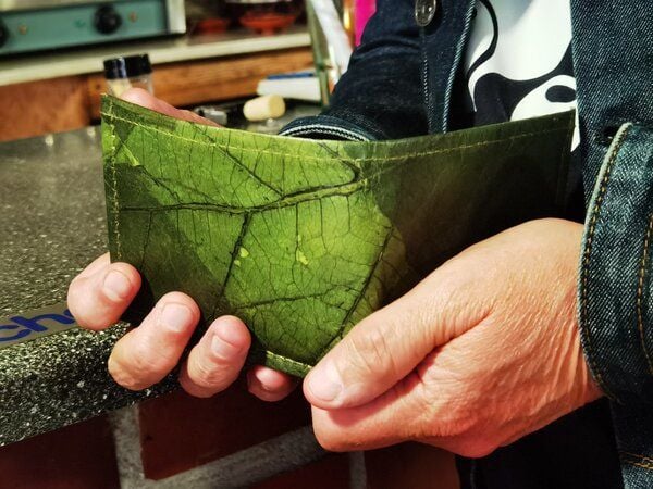 BY COPALA Portemonnaie aus laminierten Blättern in grün, 1-fach gefaltet von BY COPALA