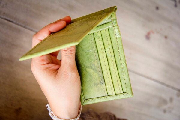 BY COPALA Portemonnaie mit Clip aus laminierten Blättern in grün, 1-fach gefaltet von BY COPALA