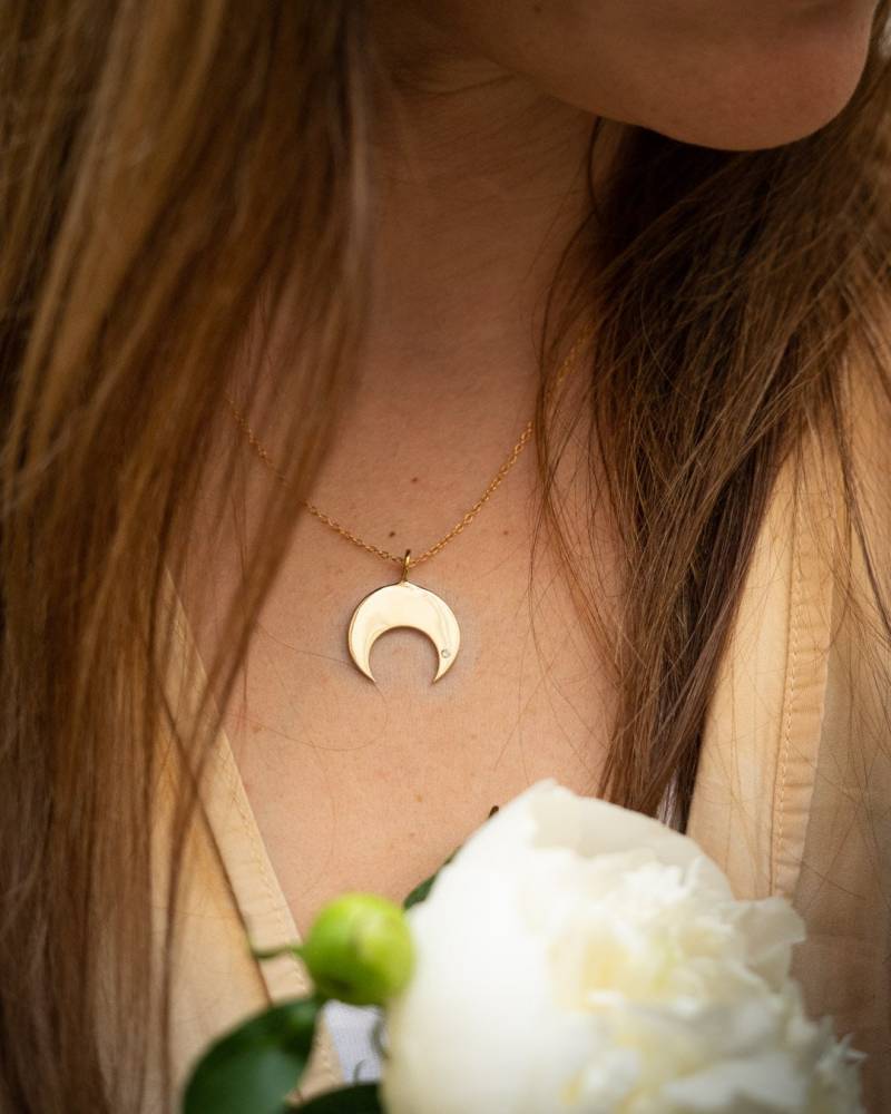 Gold Vermeil Halbmond Anhänger Mit Diamant in Eleganter Kette von BYBALTIE