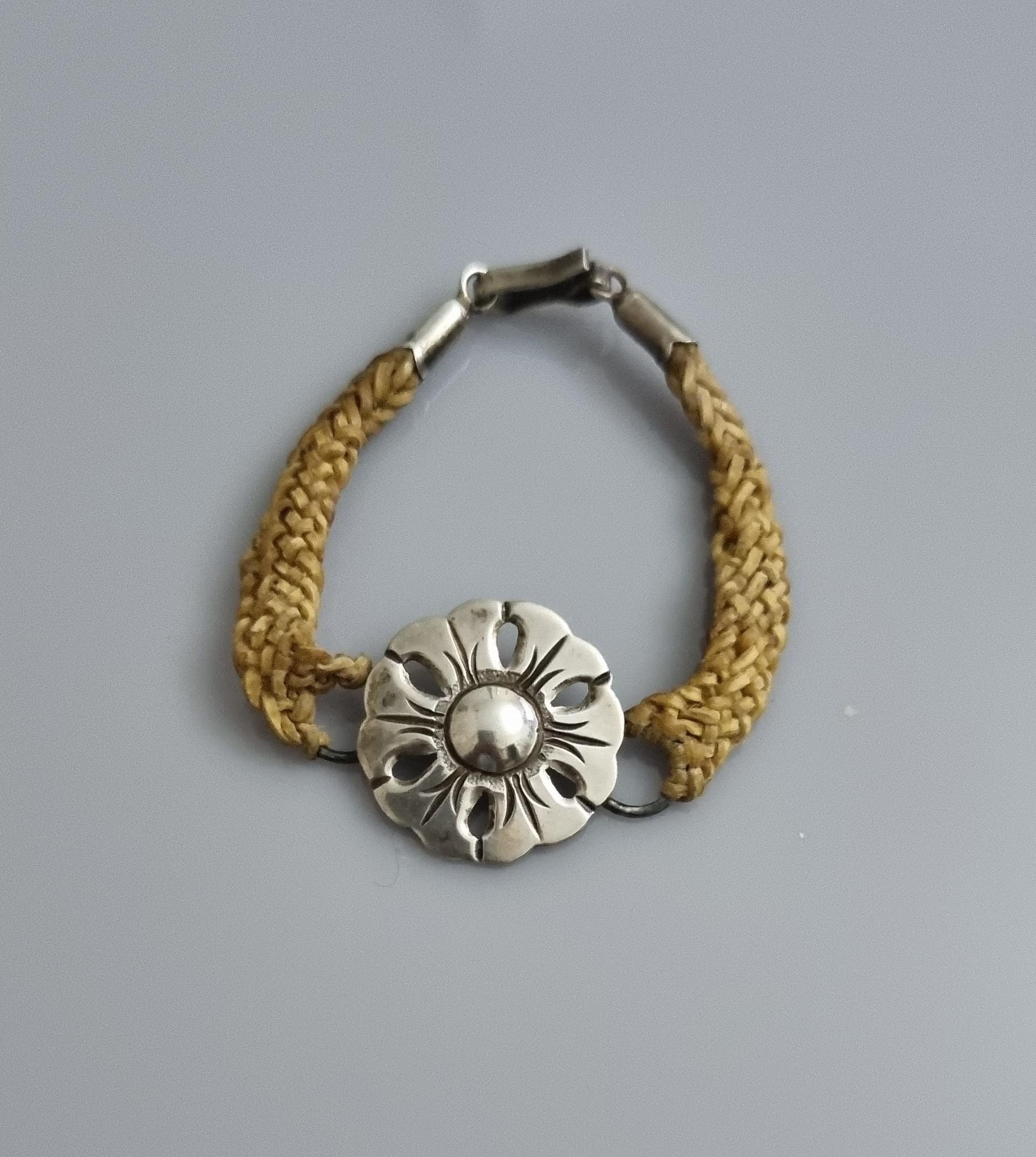 Um 1800 Trauerhaararmband Mit Silber-Repousse - Leicht Geflochtenes Haar Um 1800 Trauerhaararmband Mit Silber-Repousse - Leicht Geflochtenes Haar von BYGONEDAYSTreasures
