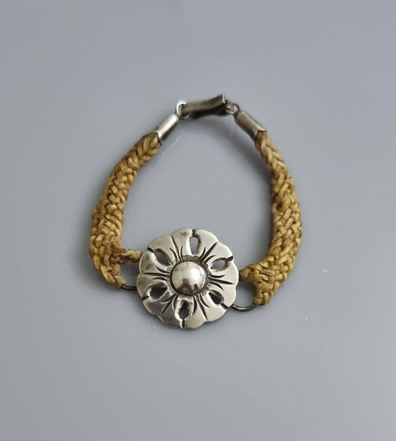 Um 1800 Trauerhaararmband Mit Silber-Repousse - Leicht Geflochtenes Haar von BYGONEDAYSTreasures