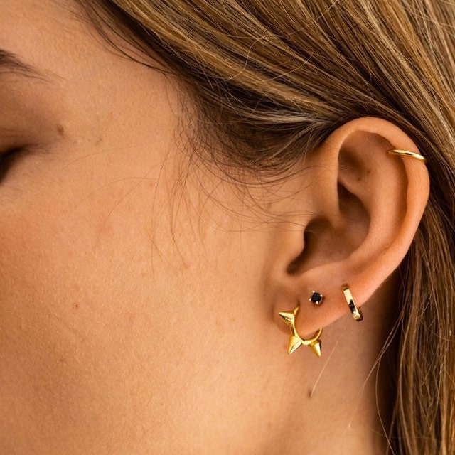Spike Hoop, Triple Spike Hoops, Small Hoops Earrings, Tiny Hoop Dainty Huggie Minimalist von BYLIAJEWELS