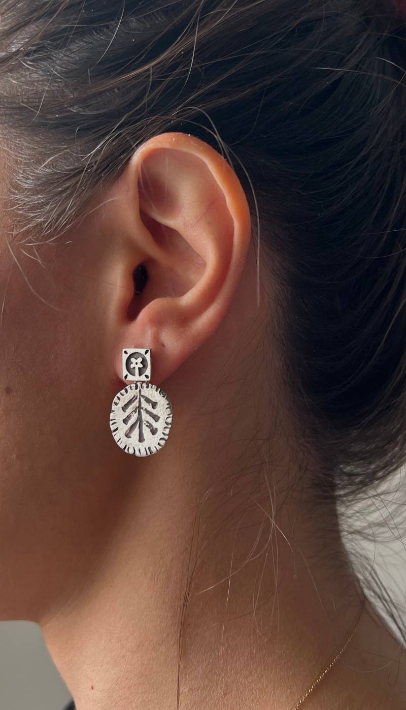 Handgemachte Sterling Silber Blumen Ohrringe Modernes Design von Baavaar