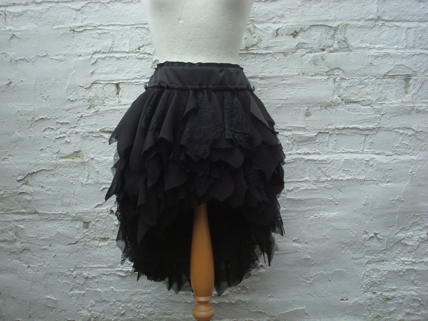 Schwarzer Hi Lo Rock Zerfetzter Upcycling Kleid Gothic Hochzeitsrock Woodland Boho Mori Tiefer Geraffte Lumpen von BabaYagaFashion