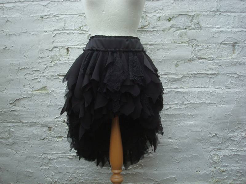 Schwarzer Hi Lo Rock Zerfetzter Upcycling Kleid Gothic Hochzeitsrock Woodland Boho Mori Tiefer Geraffte Lumpen Schwarzer Hi Lo Rock Zerfetzter Upcycling Kleid Gothic Hochzeitsrock Woodland Boho Mori Tiefer Geraffte Lumpen von BabaYagaFashion