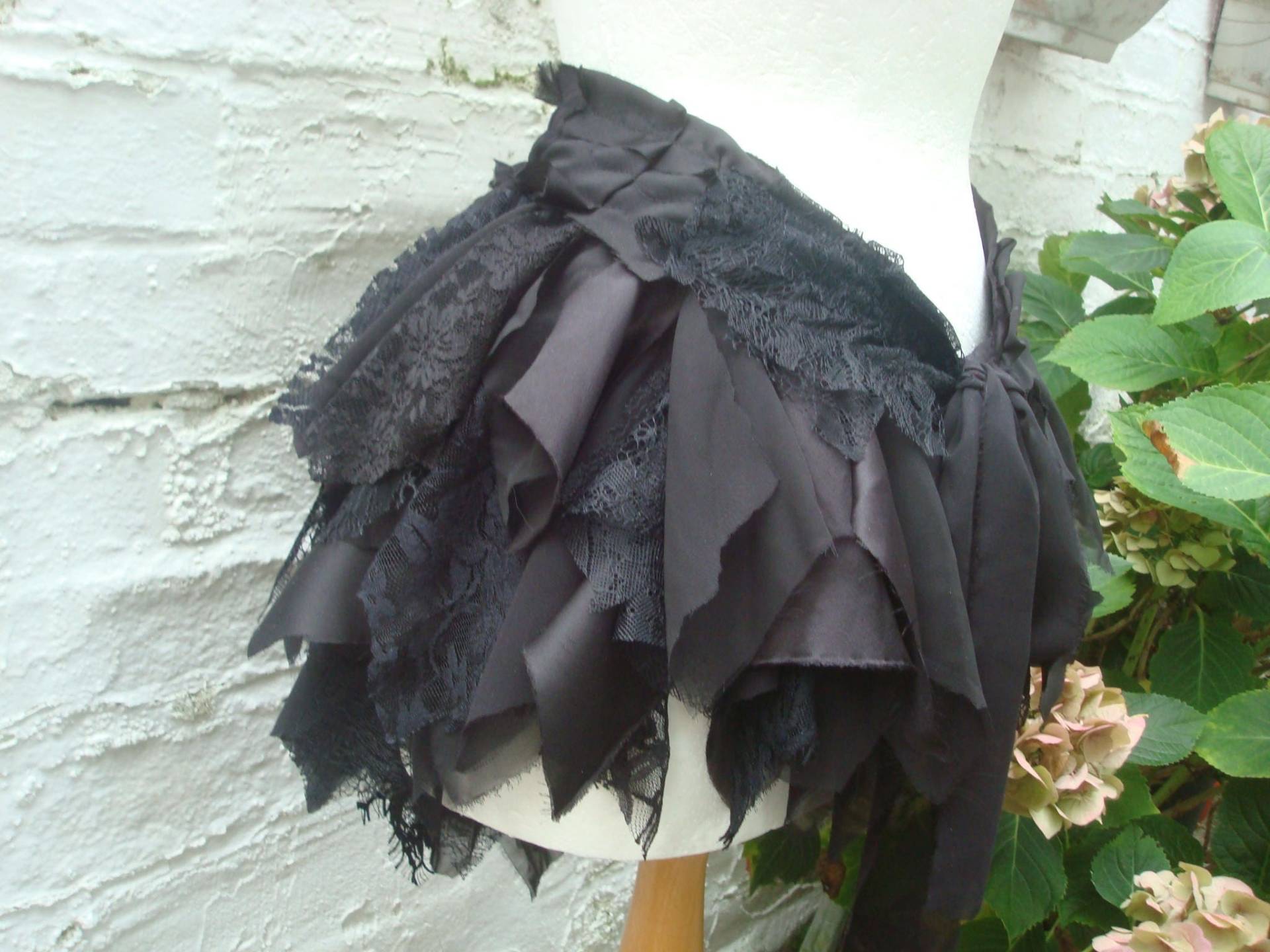 Upcycled Black Lace Bustle Rock Steampunk Gothic Art Zu Tragen von BabaYagaFashion