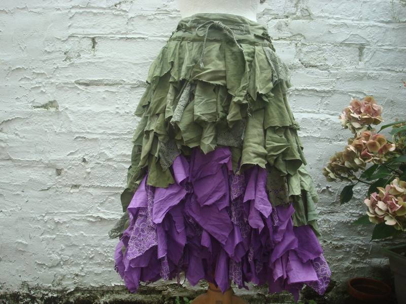 Upcycled Rock Waldland Olivgrün Lila Handgefärbter Zerfetzter Waldmori Mädchenmode-Elfenrock Upcycled Rock Waldland Olivgrün Lila Handgefärbter Zerfetzter Waldmori Mädchenmode-Elfenrock von BabaYagaFashion