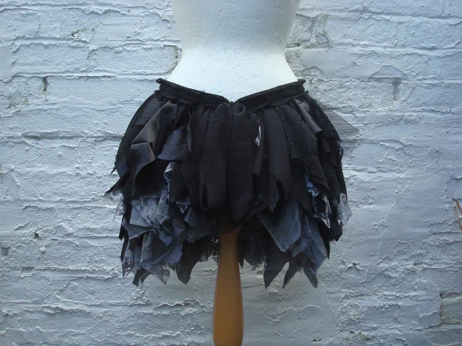 Upcycled Schwarze Tournüre, Zerfetzter Spitzen Rüschenrock, Gothic Tanzkleidung von BabaYagaFashion