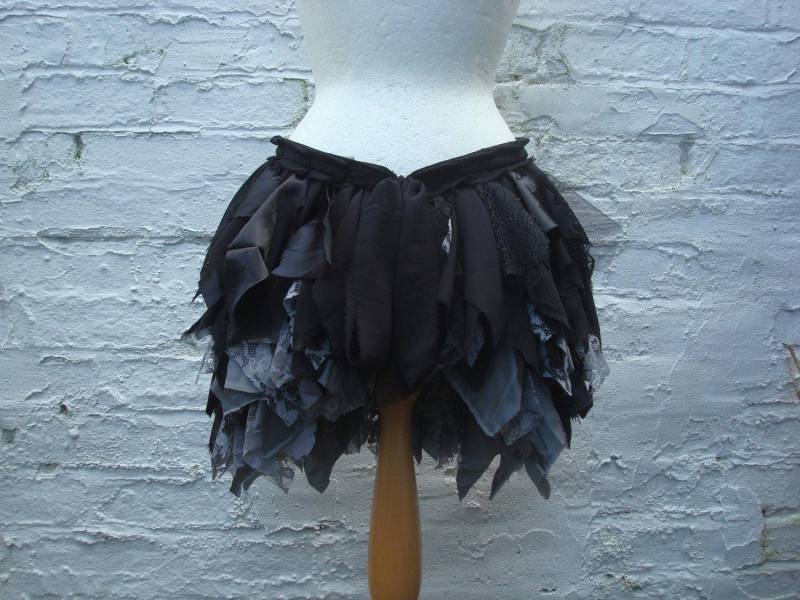 Upcycled Schwarze Tournüre, Zerfetzter Spitzen Rüschenrock, Gothic Tanzkleidung von BabaYagaFashion