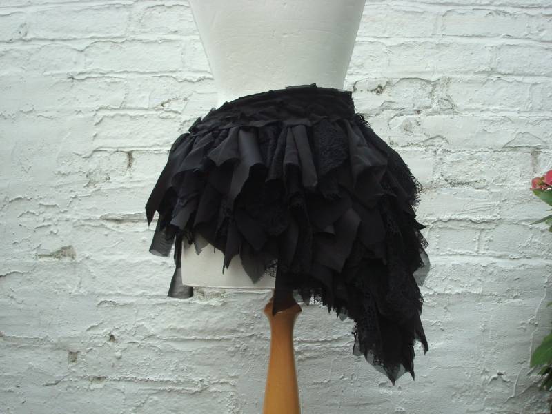Upcycled Schwarze Tournüre, Zerfetzter Spitzenüberrock, Art To Wear von BabaYagaFashion