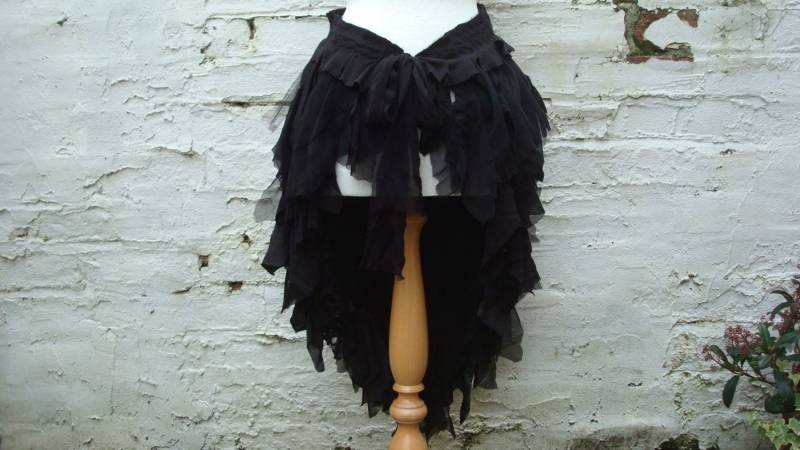 Upcycling Schwarzer Tournürenrock, Gothic Spitze, Zerfetzte Mode von BabaYagaFashion