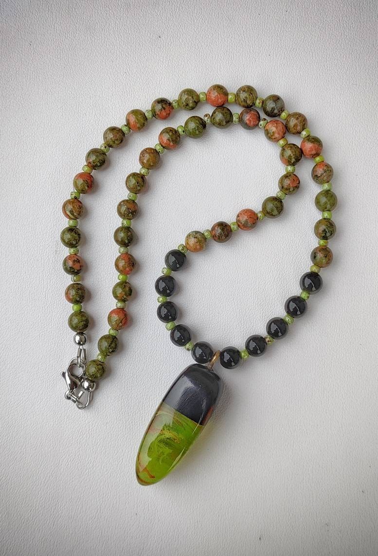 Perlenkette Aus Unakit Und Regenbogenschwarzem Obsidian Mit Tropfenanhänger Schwarzem Sandelholz Epoxidharz von BababuStore
