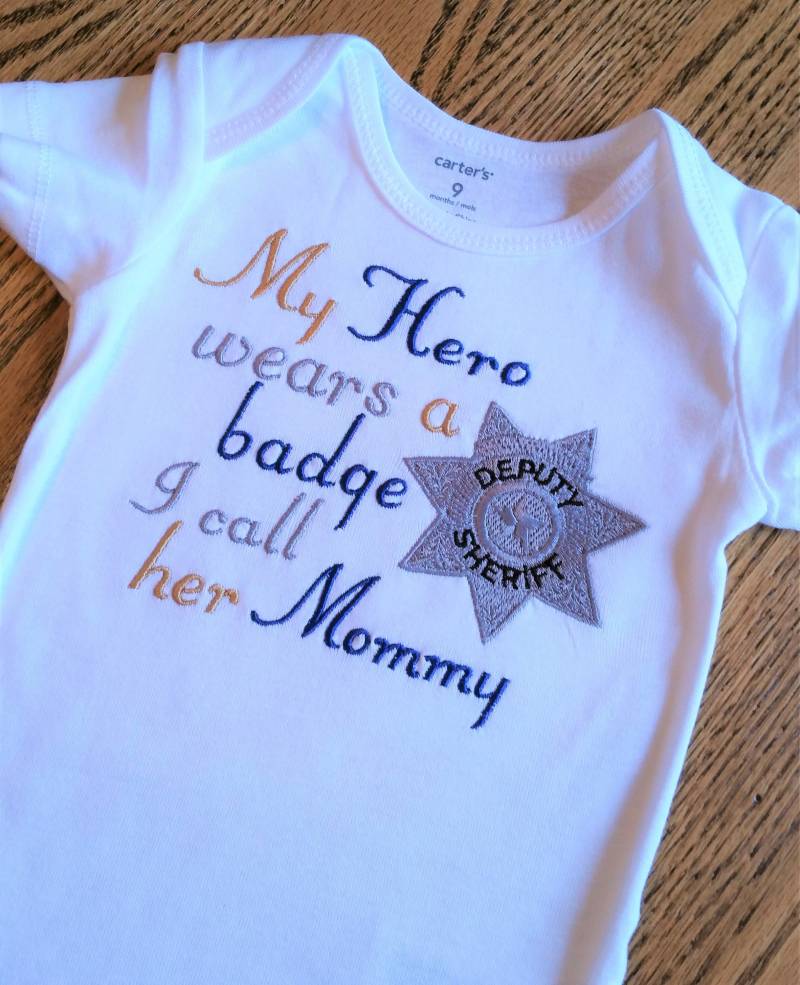 Hilfssheriff-Mama Bestickter Bodysuit Oder Shirt Hilfssheriff-Mama Bestickter Bodysuit Oder Shirt von BabbleShirtCompany