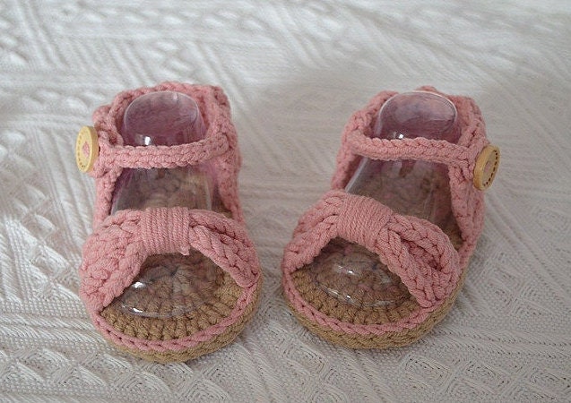 Personalisierte Bowknot Baby Sandalen - Baby-Dusche-Geschenk, Ersten Geburtstagsgeschenk. Gehäkelte Sandalen, Häkelsandalen Mädchen von BabeCrochetUS