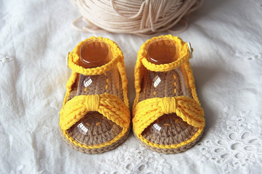 Personalisierte Bowknot Baby Sandalen - Baby-Dusche-Geschenk, Ersten Geburtstagsgeschenk. Gehäkelte Sandalen, Häkelsandalen Mädchen von BabeCrochetUS