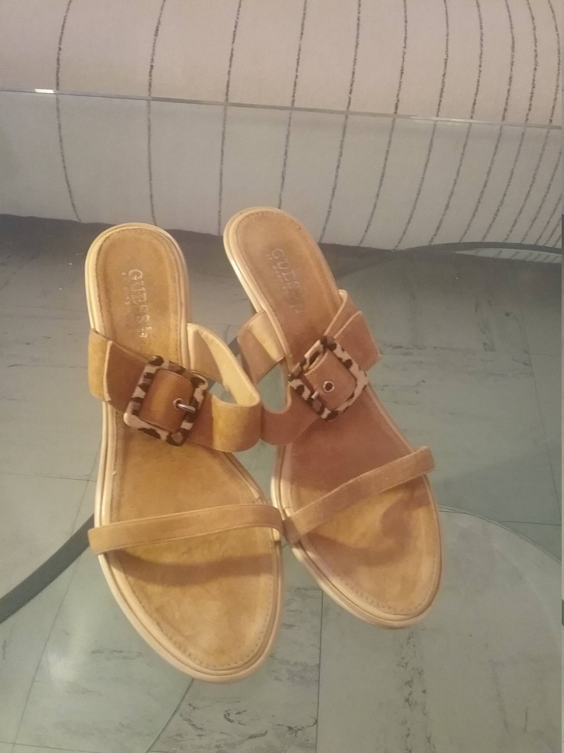 Guess Sandalen Aus Beigem Veloursleder, Vintage 90Er, Größe 40 von BabiakFingasVintage