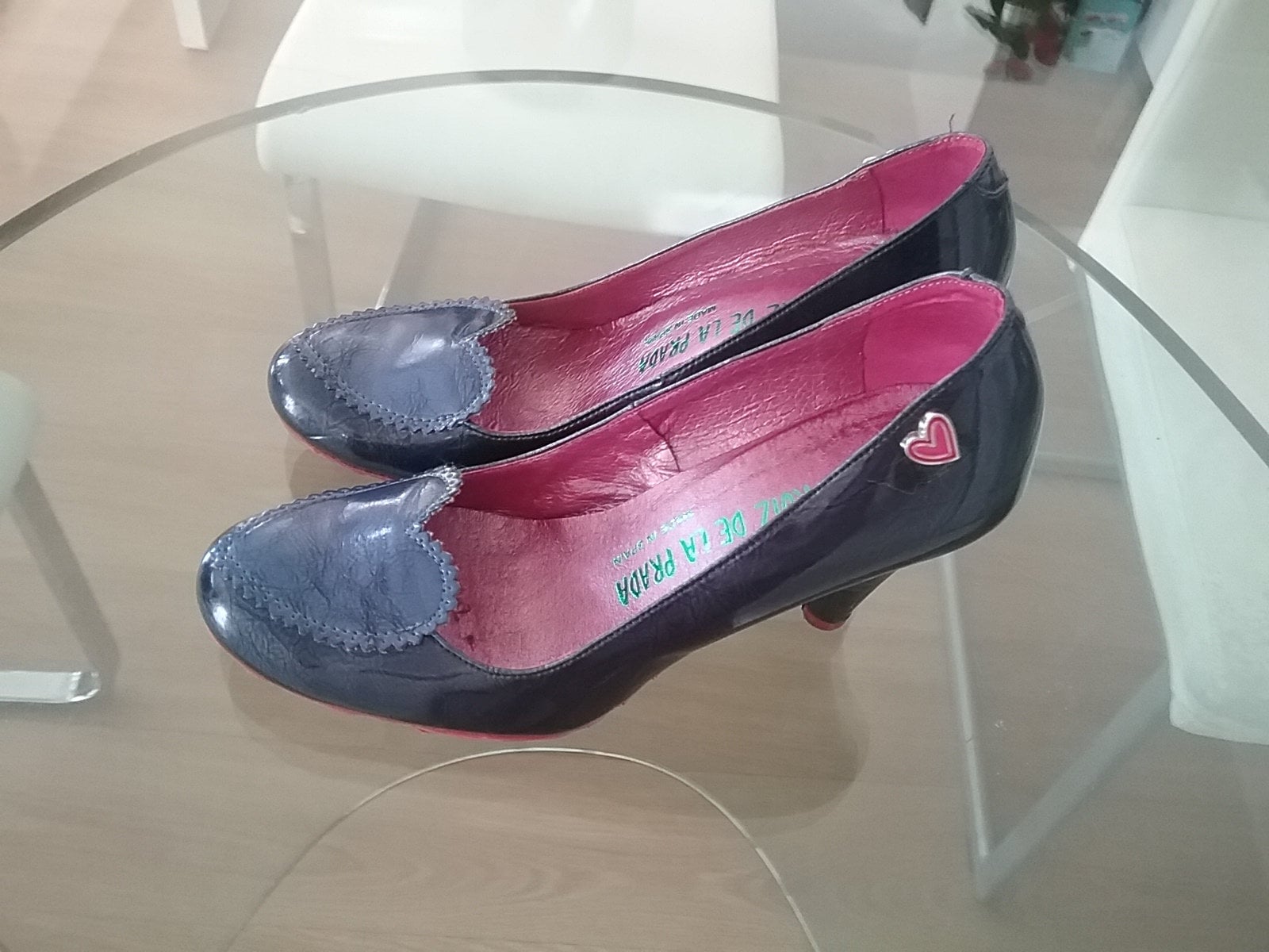 Pumps Agatha Ruiz De La Prada Mit Dunkelblauen Lacklederherzen, Größe 36, 90Er Jahre, Hervorragender Zustand von BabiakFingasVintage