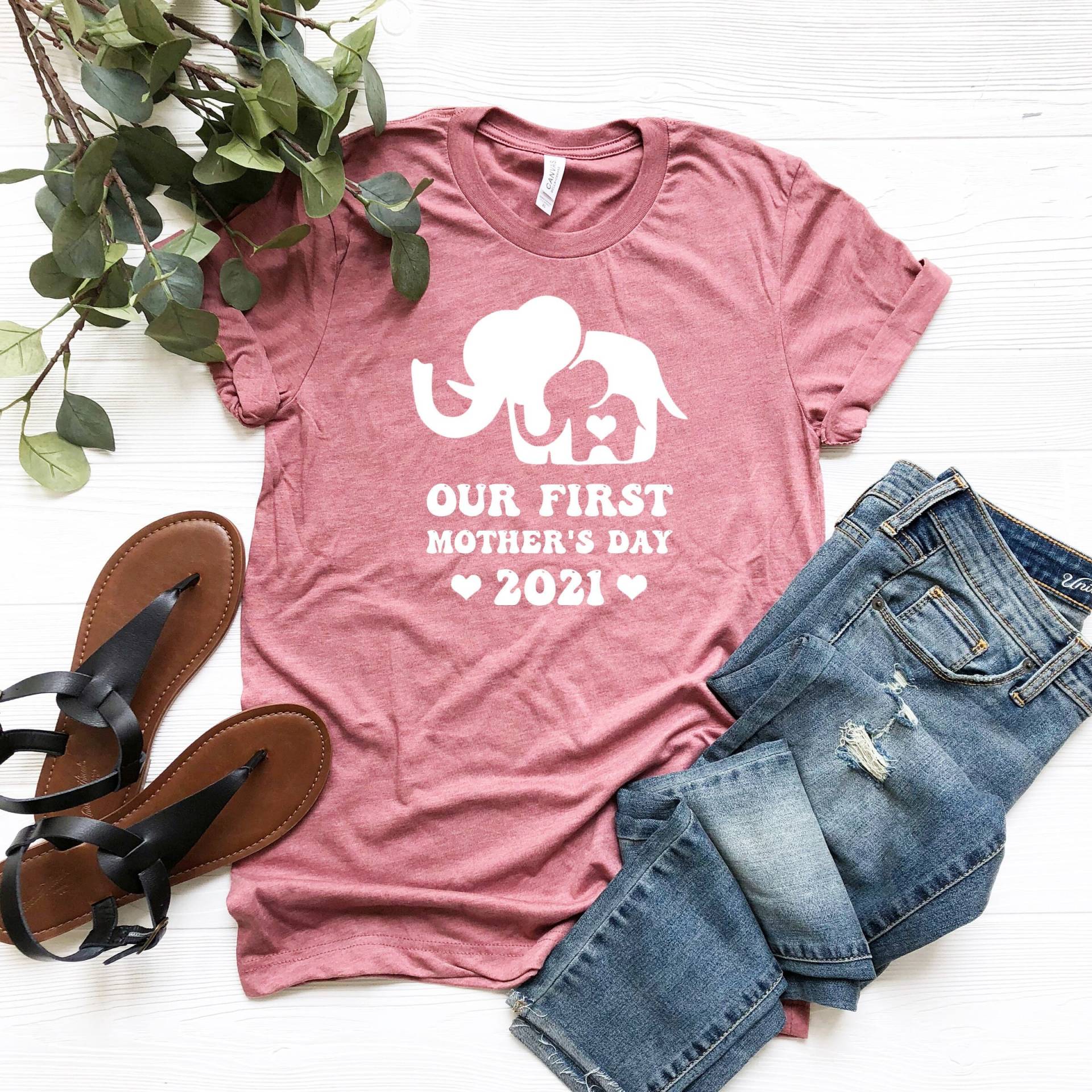 First Mother Es Day T-Shirt, Süßer Elefant Passendes Mama Und Baby Shirts Geschenkidee Für Frau, Unser Erster Muttertag, Neue Jahrestag von BabilDesignShirts