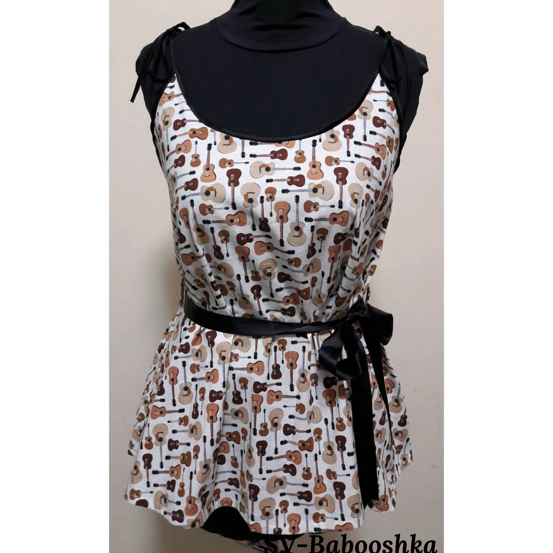Baumwolltop Mit Markantem Gitarren-Print. Größe U. Ein Unikat Baumwolltop Mit Markantem Gitarren-Print. Größe U. Ein Unikat von BabooshkaShop