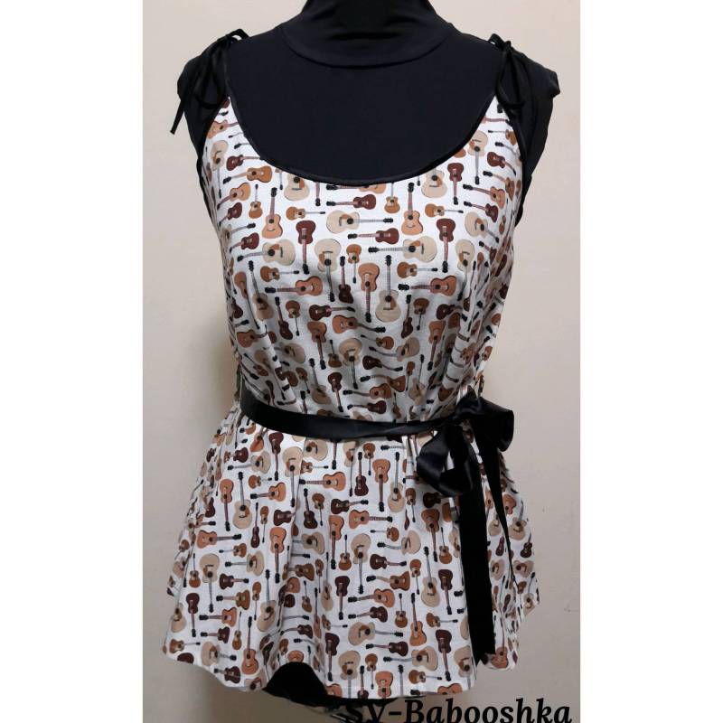 Baumwolltop Mit Markantem Gitarren-Print. Größe U. Ein Unikat von BabooshkaShop