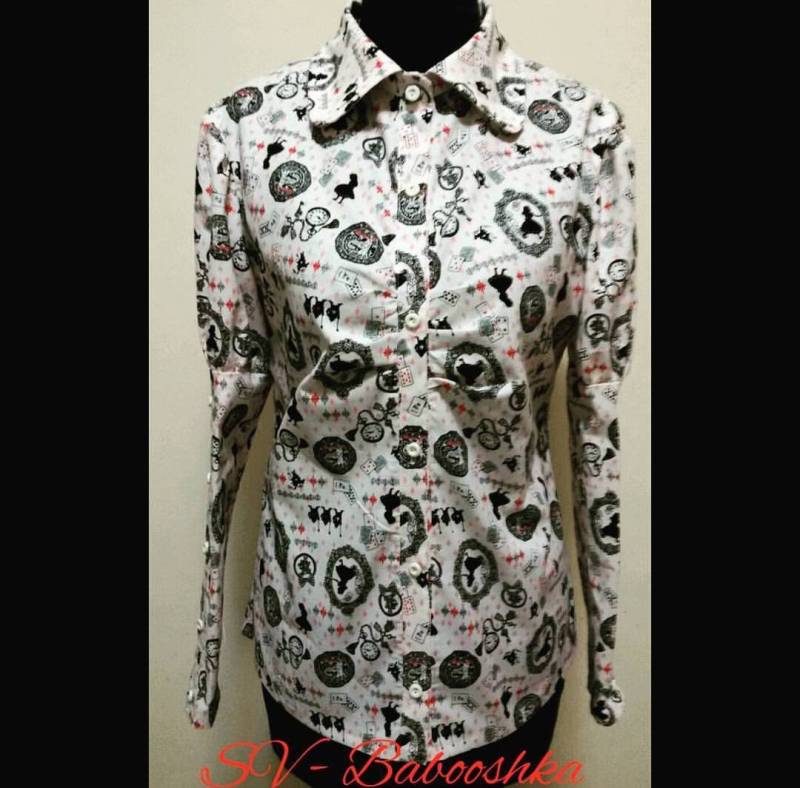 Damenshirt Aus Baumwollstoff Mit „Alice Im Wunderland"-Motivdruck von BabooshkaShop