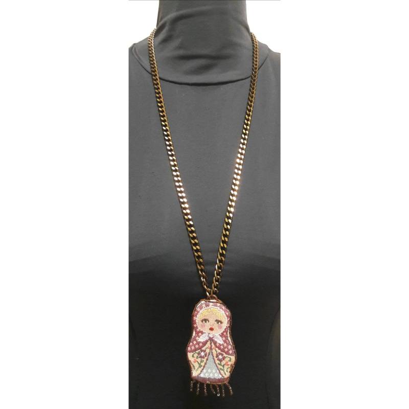 Halskette Mit Anhänger, Der Eine Matrjoschka-Puppe Darstellt Halskette Mit Anhänger, Der Eine Matrjoschka-Puppe Darstellt von BabooshkaShop