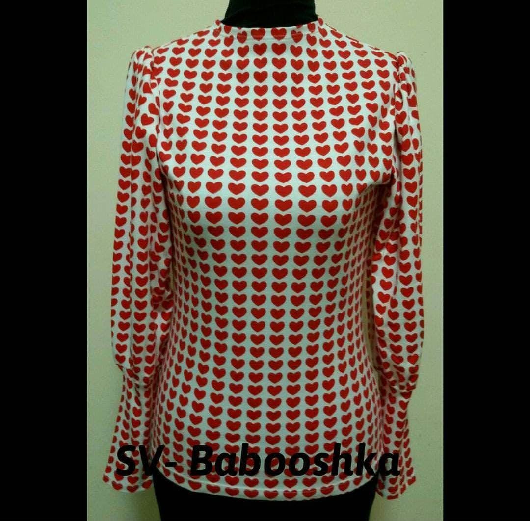 Schwerer Baumwollpullover Mit Rotem Herz-Print Schwerer Baumwollpullover Mit Rotem Herz-Print von BabooshkaShop