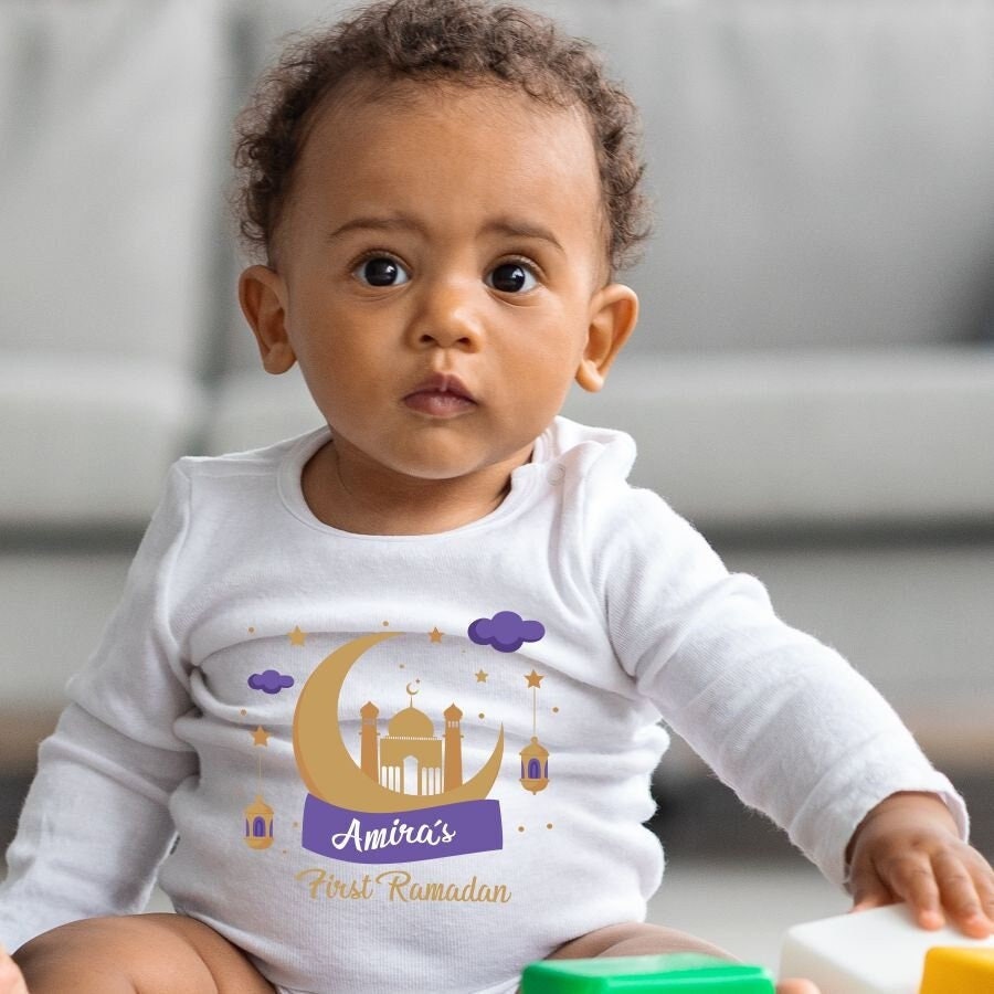 Personalisierter Erster Ramadan | Lila Babygrow, Tshirt, Bodysuit, Schlafanzug, Strampler, Geschenk, Mubarak von BabyAntics