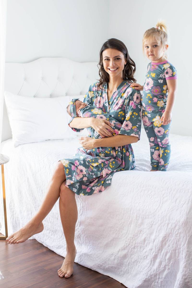 Mama Robe & Große Schwester Mädchen Pyjamas + Passendes Baby Swaddle Decke Set/Mutterschaft Lieferung Be Mine Bis 8 Jahre -Charlotte von BabyBeMineAndGownies