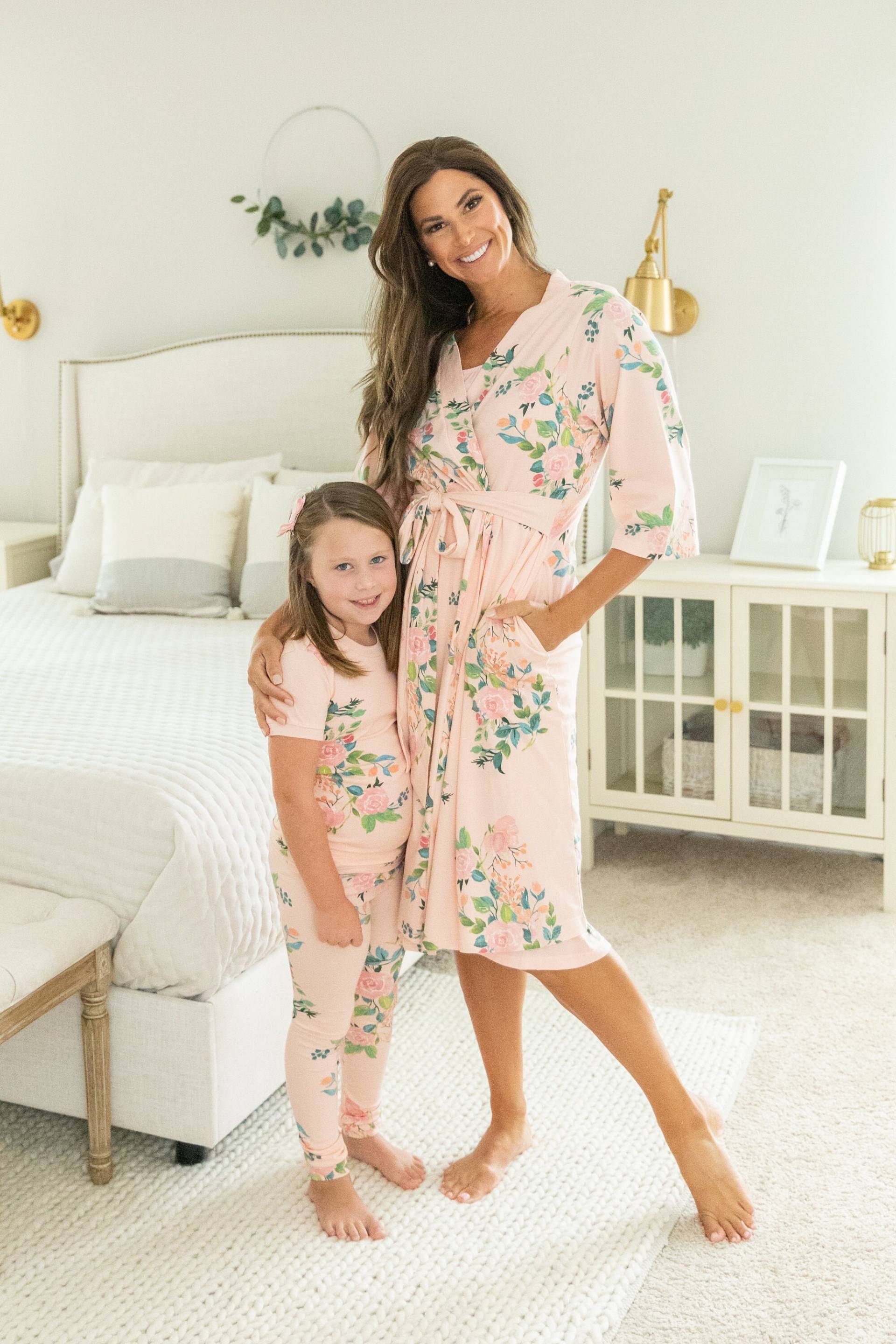 Mommy & Me Set - Mutterschafts Pflege Robe Und Tochter Mädchen Pyjama/Von Baby Be Mine Kleines Family Matching Nina von BabyBeMineAndGownies