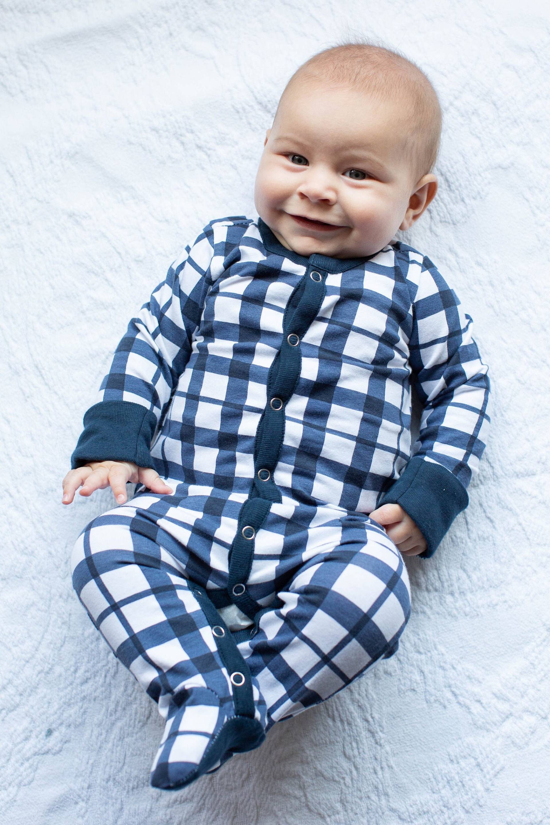 Neugeborenen Baby Boy Coming Home Outfit/Einteiliger Strampler Mit Fuß Party Geschenk Personalisiertes Be Mine Mutterschaft Blau Gingham von BabyBeMineAndGownies