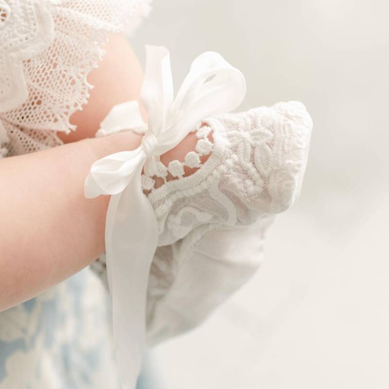 Baby-Mädchen Spitzenschühchen "Emily' | Leichte Elfenbein-Spitzen-Booties Baby Mädchen Taufe & Schnür-Booties - Hellelfenbein Baby-Mädchen Spitzenschühchen "Emily' | Leichte Elfenbein-Spitzen-Booties Baby Mädchen Taufe & Schnür-Booties - Hellelfenbein von BabyBeauandBelle