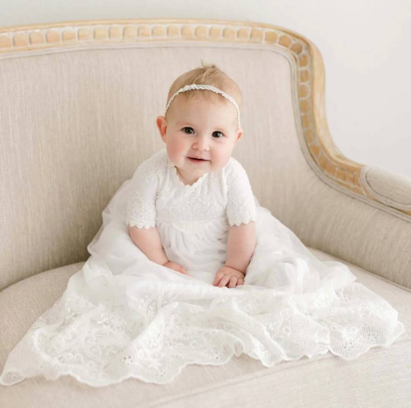 Muster Verkauf | "Eliza' Weisse Baumwolle & Hellelfenbein Spitze Tauf - Und Taufkleid Neu Mit Unvollkommenheiten Schlussverkauf Muster Verkauf | "Eliza' Weisse Baumwolle & Hellelfenbein Spitze Tauf - Und Taufkleid Neu Mit Unvollkommenheiten Schlussverkauf von BabyBeauandBelle