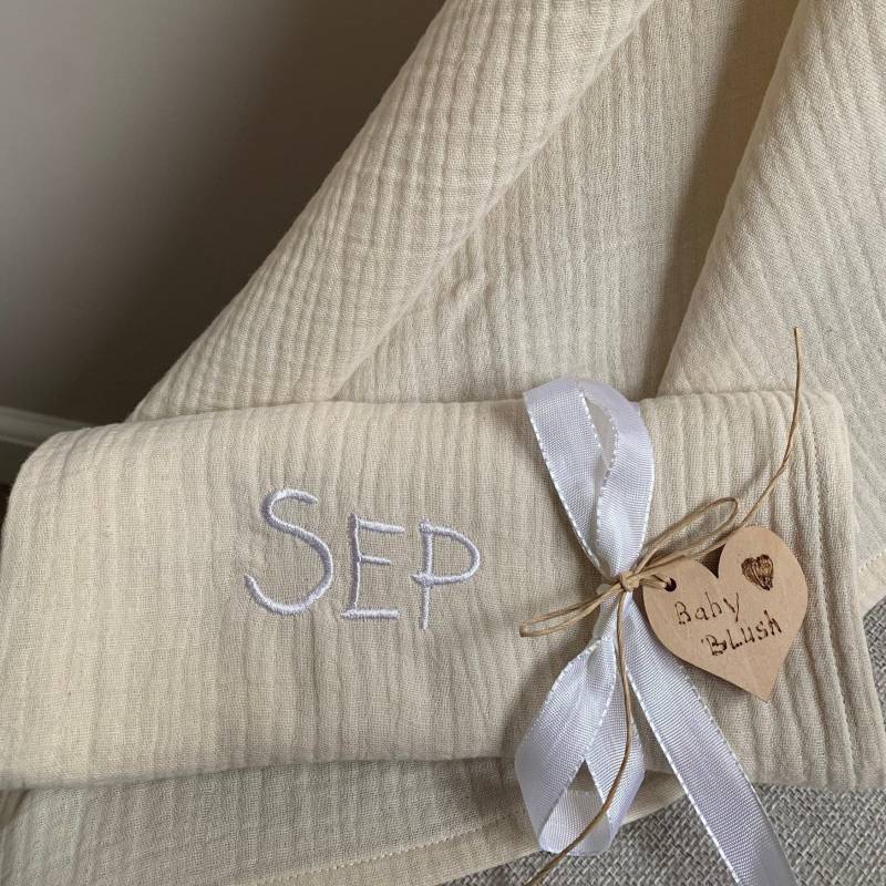 Mit Dem Namen Des Babys Wickeln. Einzigartiges Mutterschaftsgeschenk, Besticktes Hydrophiles Tuch von BabyBlushExclusives