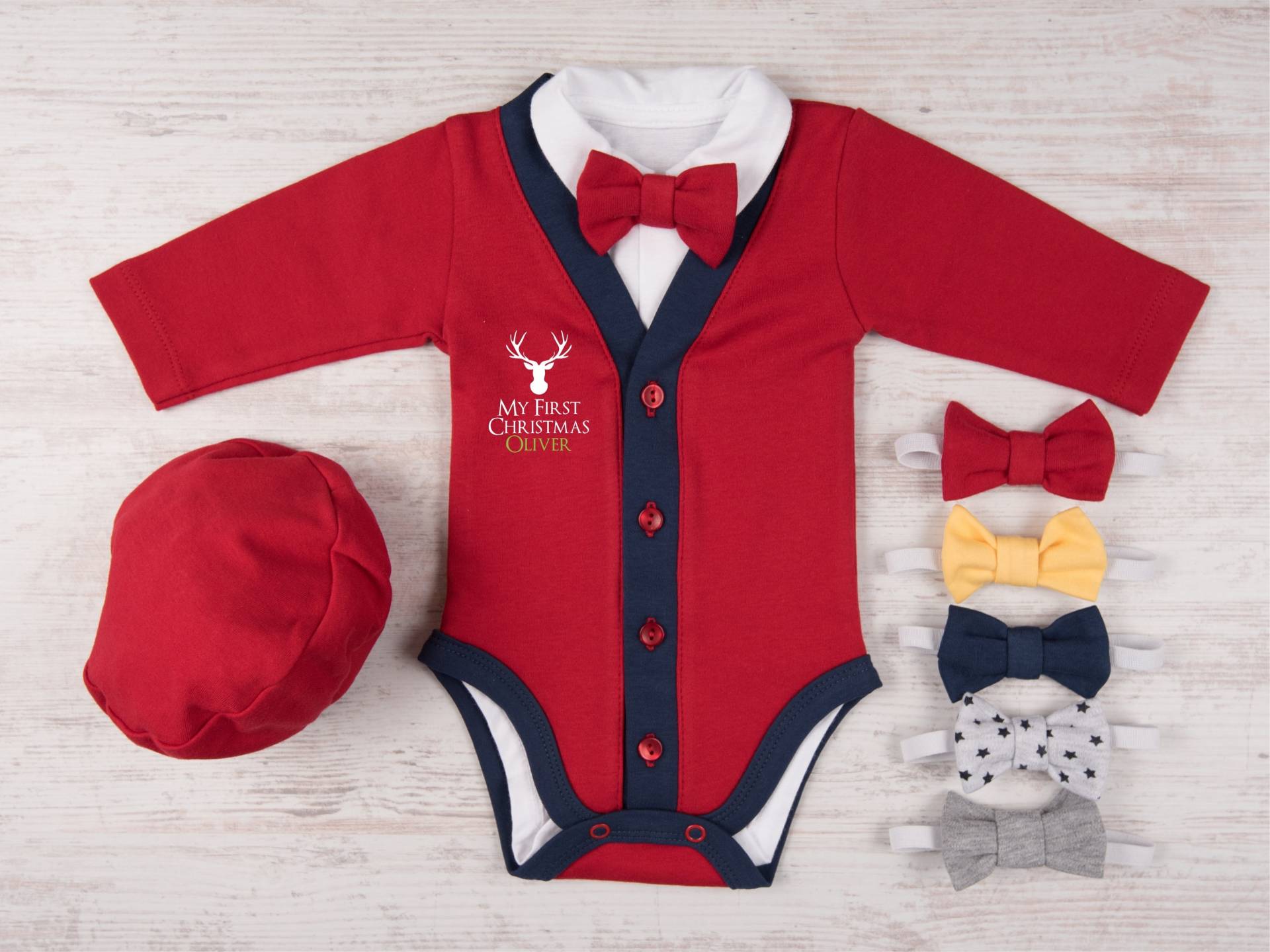 1St Christmas Jungen Outfit, Mein Erstes Weihnachten Personalisierte Rot/Marineblaue Strickjacke, Bodysuit, Mütze & Fliege Set, Baby Geschenk von BabyBodysuits