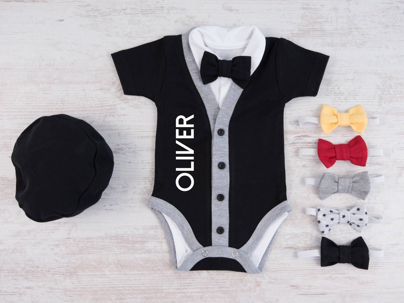 Baby Boy Personalisierte Strickjacke, Body, Hut & Fliege Schwarz Set, Geschenk, Kleidung, Outfit, Boy-Baby-Dusche-Geschenk von BabyBodysuits