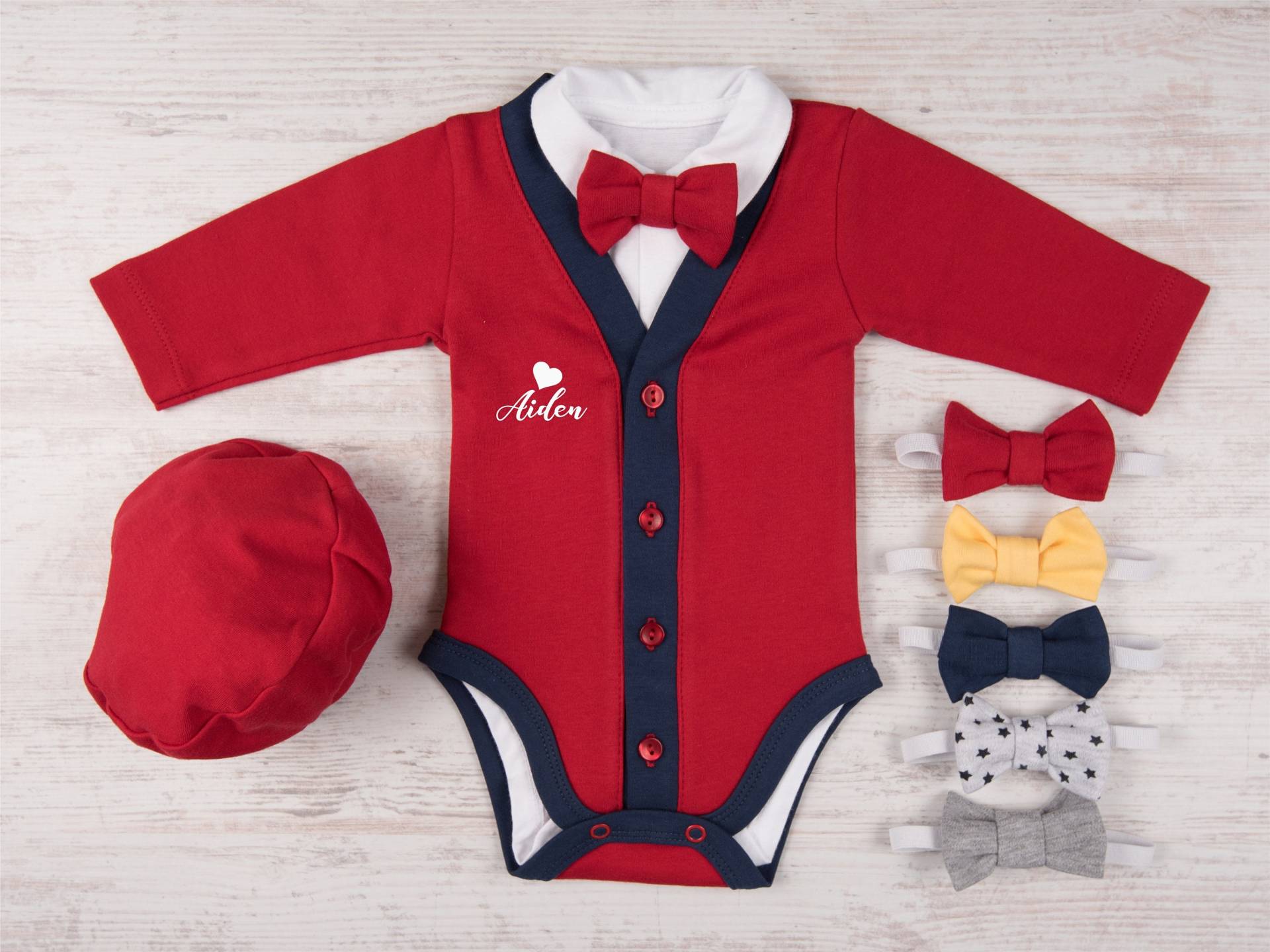 Baby Boy Valentine Outfit, Personalisierte Rot/Marineblaue Strickjacke, Bodysuit, Hut & Fliege, Valentinstag Erster Baby Boy Valentine Outfit, Personalisierte Rot/Marineblaue Strickjacke, Bodysuit, Hut & Fliege, Valentinstag Erster von BabyBodysuits