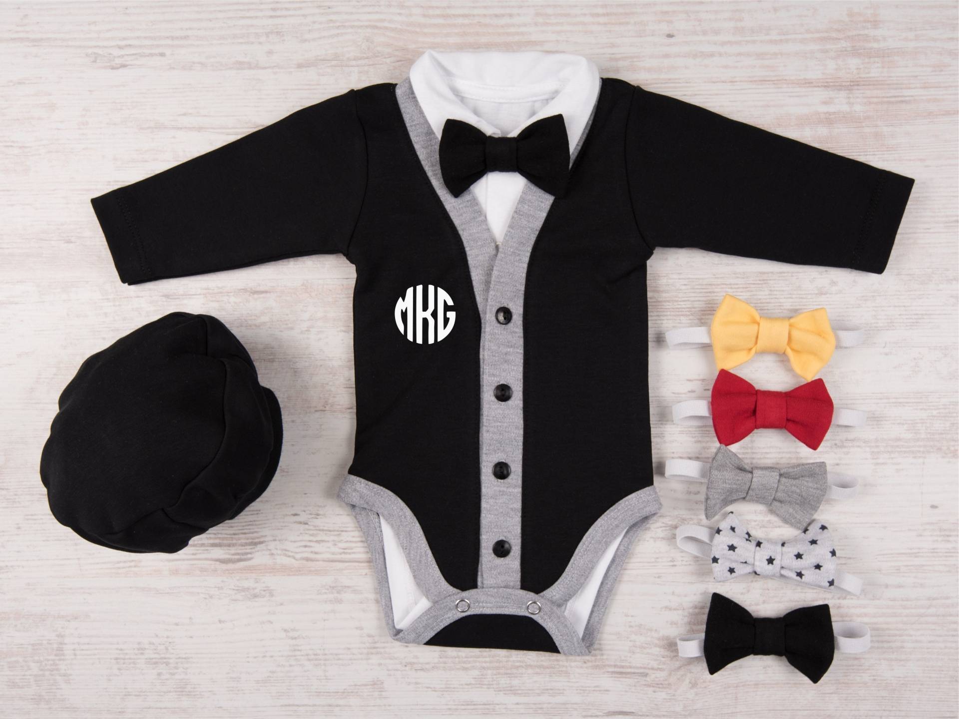 Baby Formelle Kleidung, Monogramm Jungen Strickjacke, Bodysuit, Hut & Fliege Set, Schwarze Outfit von BabyBodysuits